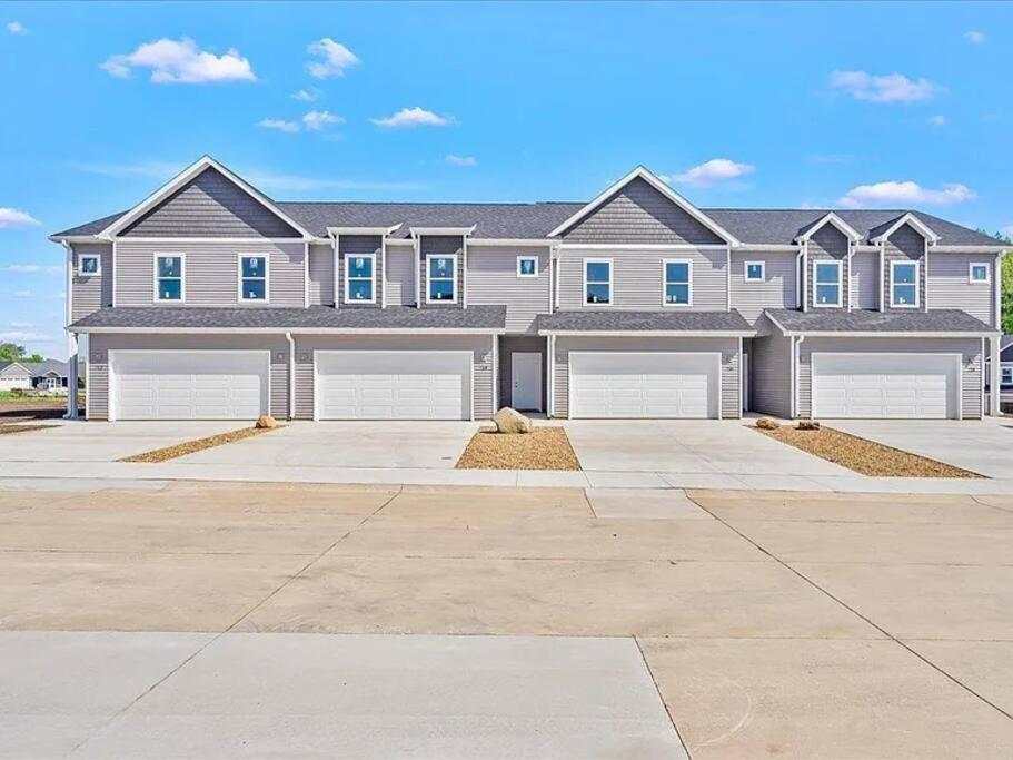 Central Cedar Falls New Construction Townhome! Exteriör bild